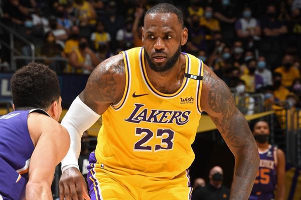 詹姆斯已是湖人在队时间最长的球员