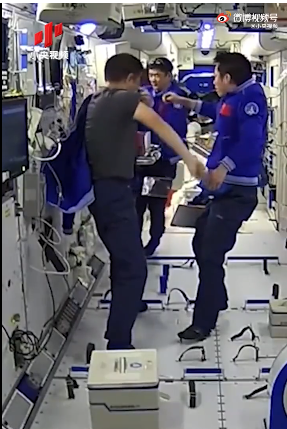 谁还记得,太空里还有三个中国航天员在出差,以及大象到哪儿了?