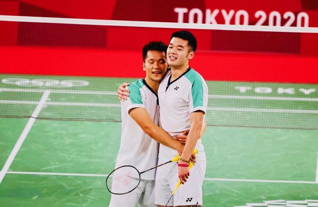 一同比心!夺得羽毛球男双冠军的竟是夫夫组合,网友:他们是混双