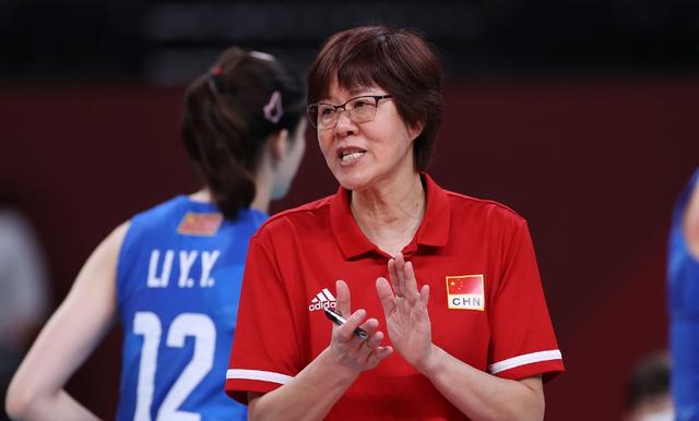 丁霞在郎平怀里哭成泪人!郎指导:此次旅程有遗憾,但以后会更好