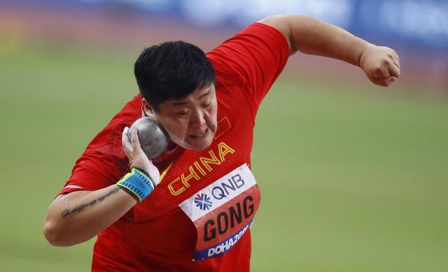 太霸气!三位选手高举五星红旗,巩立姣首冠激情大喊:中国最牛