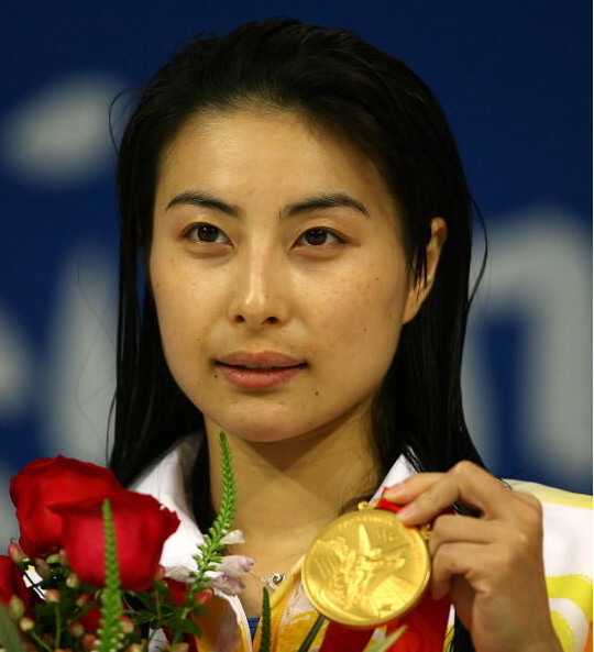 郭晶晶婚后幸福肥,穿裁判服腰“粗”的明显,还好自己气质撑得住