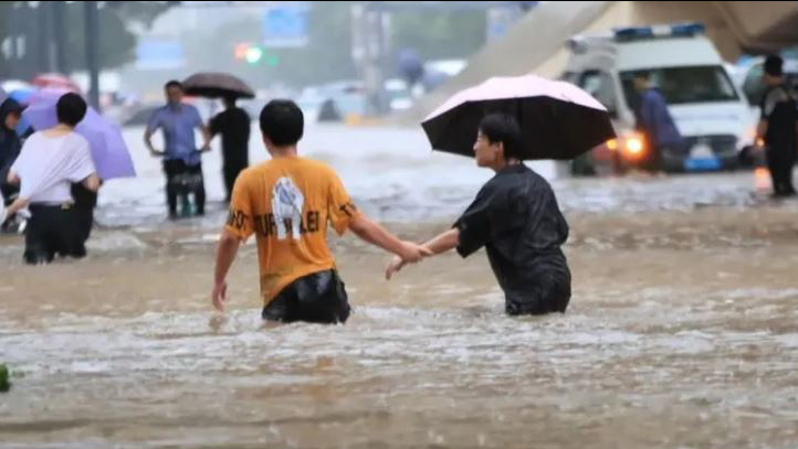 河南暴雨受灾严重,抢先救灾物流当先