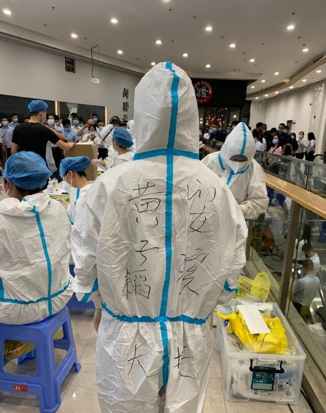 近日全国各地又有疫情,黄子韬的女粉丝,身在抗疫一线!