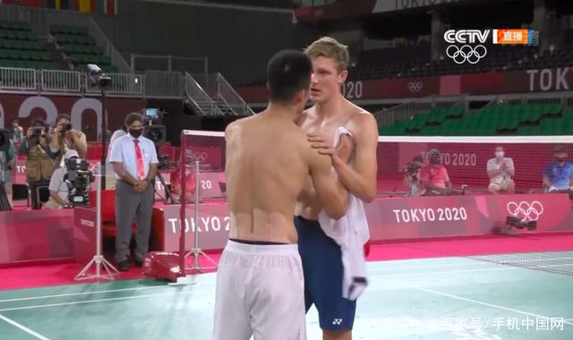 安赛龙羽毛球男单夺金后激动痛哭,与谌龙交换球衣