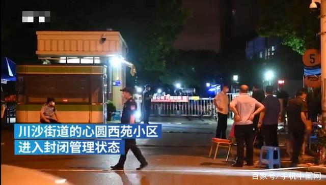 上海浦东一小区封闭管理 居民连夜进行核酸检测