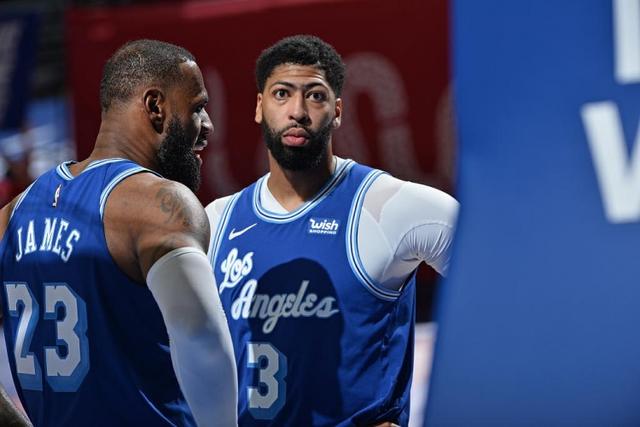 湖人目前官方名单上只有8人 已含自由市场上刚签下的霍华德等4人