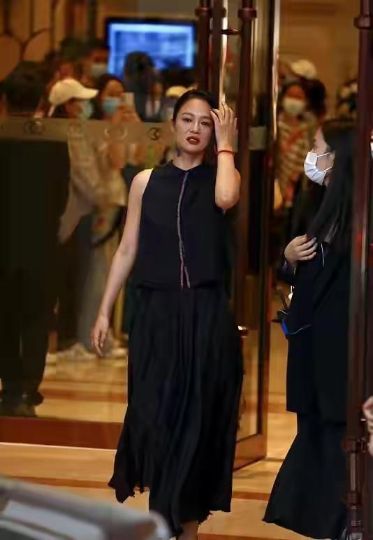 周冬雨瘦得吓人!穿礼服身材似小学生,含胸驼背上台阶需要人搀扶