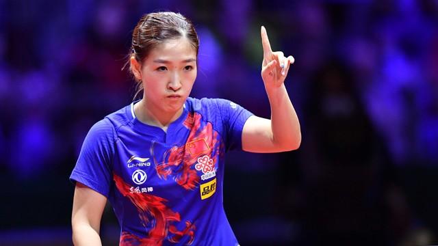 福原爱太可爱了!为了安慰伤退的刘诗雯,要请她吃串,比身高