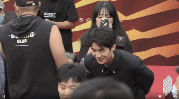 FIRST红毯:姚晨深V大胆又显嫩,黄晓明瘦脱相,被刘昊然秒杀到