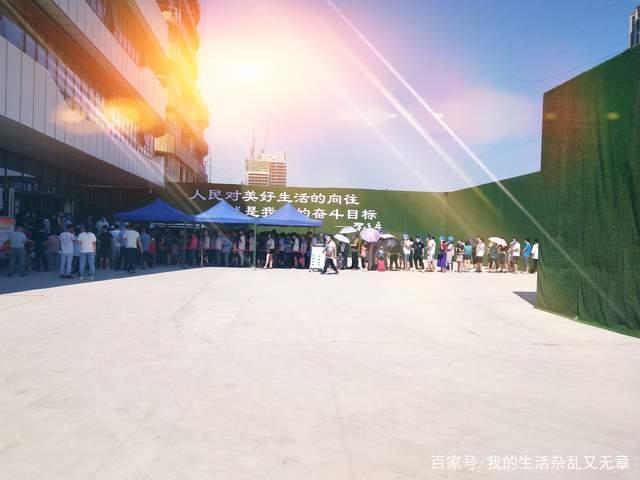 烈日下排队做核酸检测、打疫苗,这就是疫情可控的原因所在