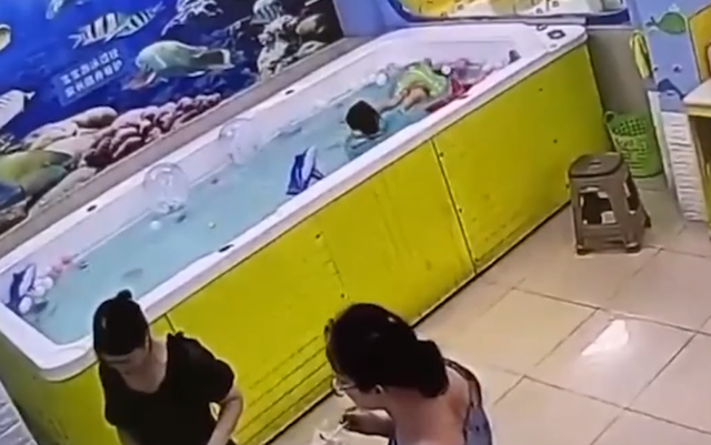 广东4岁女孩在室内游泳池意外溺亡,旁边两名大人对此却浑然不知