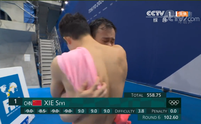 振奋!谢思埸夺冠后瞬间泪奔,中国教练比心,施廷懋看台挥国旗