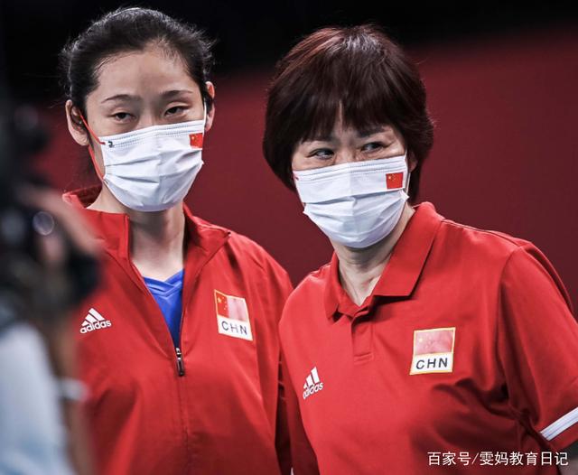 中国女排两连胜一雪前耻,主帅郎平含泪谢幕,女排精神依然延续