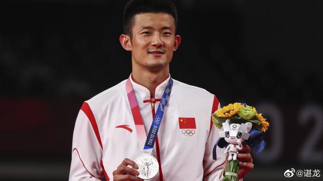 谌龙与儿子隔空比心,遗憾未能带回金牌!安赛龙约孩子局学中文