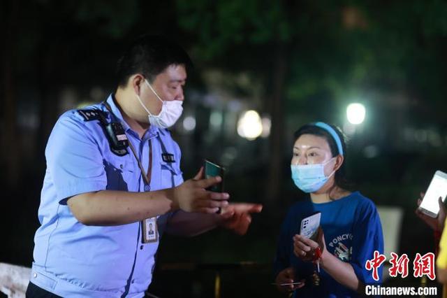 上海心圆西苑小区列为中风险地区:暴雨中,民警撑起检测点帐篷