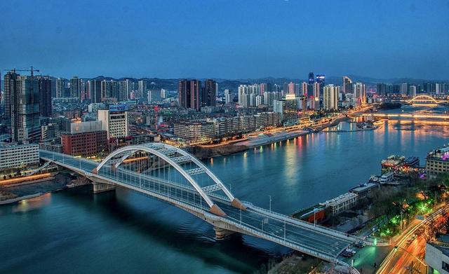 韩国游客在我国买西瓜,却被老板娘“阻止”,直言:你拿我寻开心