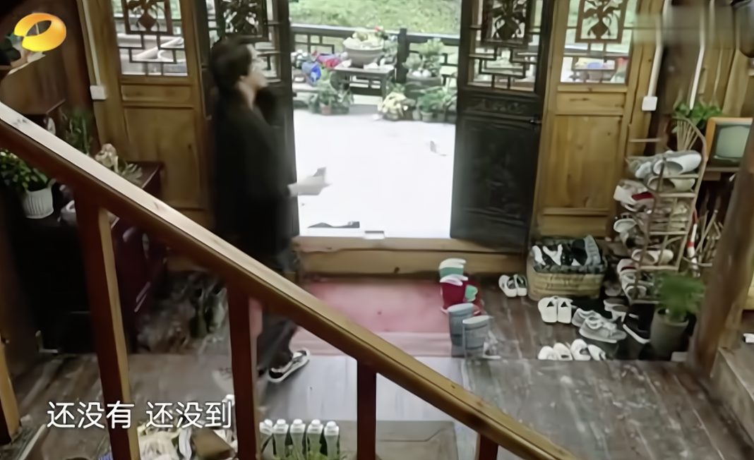 黄磊多次赞吴亦凡相关微博,吴亦凡曾在节目让黄磊给他做大碗宽面