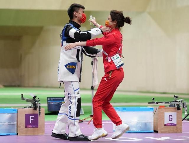 又破纪录!00小将张常鸿拿下射击队第四金,遭师傅杜丽一顿锤