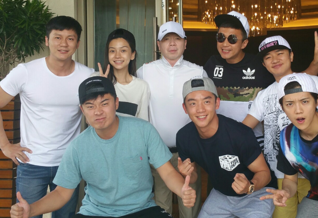 除了收费贵,有机会偶遇艺人,明星火锅店的存在就是一个坑