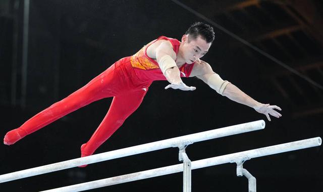 体操男子双杠决赛 邹敬园夺金