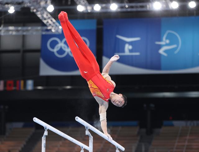 体操——男子双杠:中国选手邹敬园夺得冠军