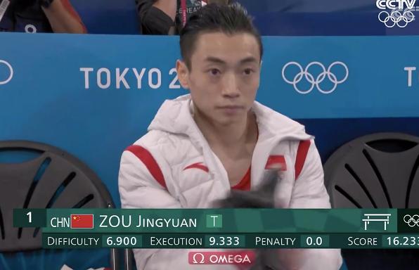 体操第2金!邹敬园绝对实力夺冠全程淡定:队友竖大拇指太自信