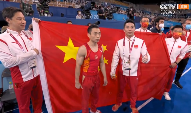 中国体操队拿出国旗!邹敬园淡定大拇指,微微一笑,霸气夺冠