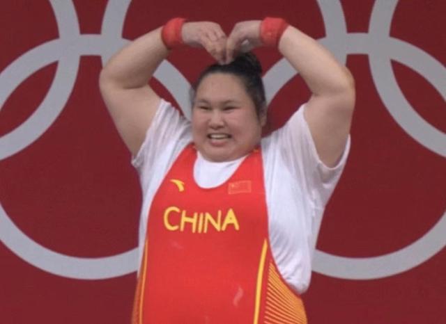 21岁举重冠军奥运村睡地上,房间狭小纸板床,网友:比宿舍还憋屈