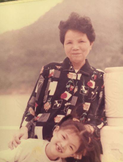 钟楚曦奶奶去世,差一小时没能见最后一面,发文悼念却惹争议