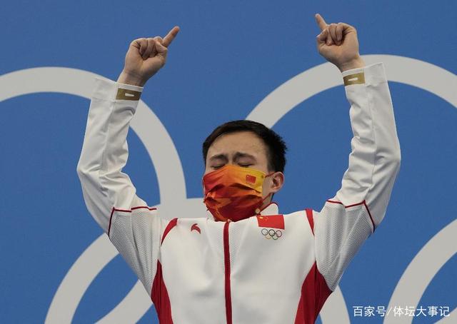 男子3米板夺金,冠军谢思埸成爱哭鬼,师姐郭晶晶拍照,留黑历史