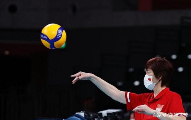 女排最后一战列队和郎平击掌拥抱!现场DJ高喊我们爱你,多人泪崩