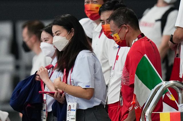 郭晶晶感慨施廷懋争金不易,遗憾不会倒立,吴敏霞:会入水就行了