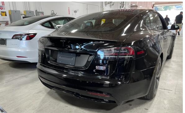 特斯拉悄悄在美国更新了2022款Model S 尾灯像应用烟雾效果