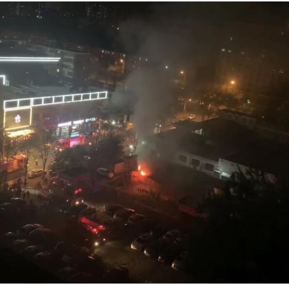 北京一出租车换电站起火 现场情况较为严重 具体原因不明