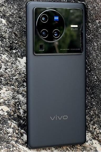 老外狂夸VIVO影像旗舰：拍照超强已当主力机使用 不想用Galaxy Z Fold3了